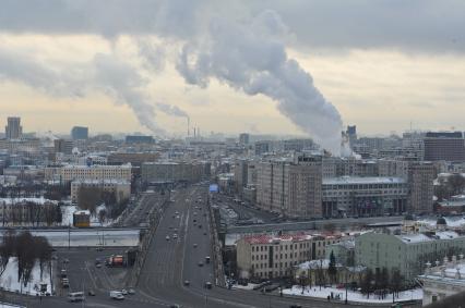 Вид на Дом на набережной и Большой Каменный мост с крыши крыши Российской государственной библиотеки.