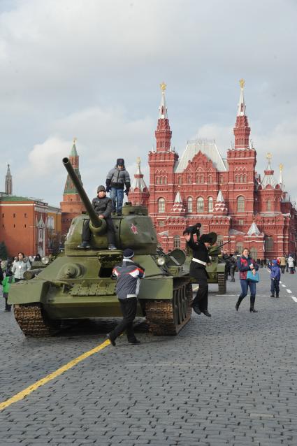 Красная площадь. Генеральная репетиция торжественного марша, повященного параду войск на Красной площади 7 ноября 1941 года.