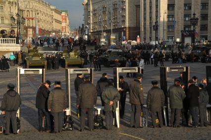 Генеральная репетиция торжественного марша, посвященного параду войск на Красной площади 7 ноября 1941 года. На снимке: рамки металлоискателя на Манежной площади