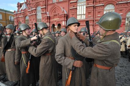 Красная площадь. Генеральная репетиция торжественного марша, посвященного параду войск на Красной площади 7 ноября 1941 года.