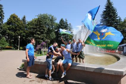 Десантники празднуют свой праздник около фонтана.