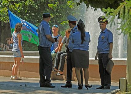 Полицейские в день ВДВ следят за порядком на улице.