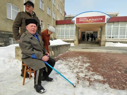 Президентские выборы в Ставрополе. На снимке: пенсионер сидит перед входом в школу где проходит голосование.