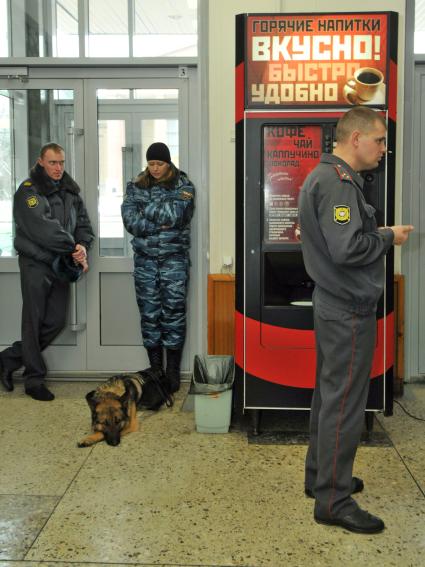 Президентские выборы в Ставрополе. На снимке: полицейские на избирательном участке следят за правопорядком.