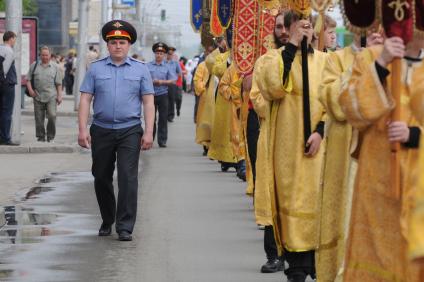 Шествие, посвященное Дням славянской письменности и культуры в Новосибирске. На снимке: священнослужители идут по улице города, полицейские следят за соблюдением порядка.