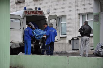 Автомобиль скорой помощи на пандусе около больницы.