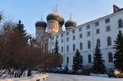 Храм Покрова Пресвятой Богородицы в Измайлове. На снимке (справа): корпус богадельни для солдат (ветеранов Отечественной войны 1812 года).