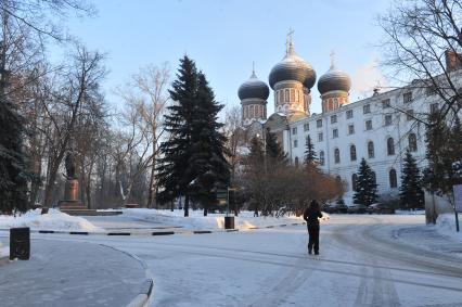 Храм Покрова Пресвятой Богородицы в Измайлове. На снимке (справа): корпус богадельни для солдат (ветеранов Отечественной войны 1812 года).