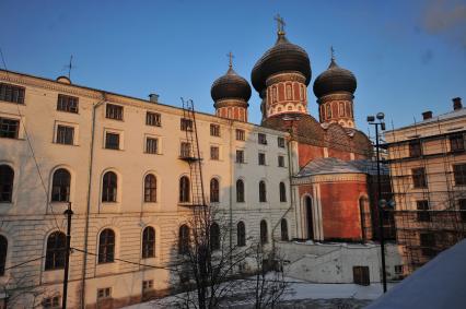 Храм Покрова Пресвятой Богородицы в Измайлове. На снимке (слева): корпус богадельни для солдат (ветеранов Отечественной войны 1812 года).