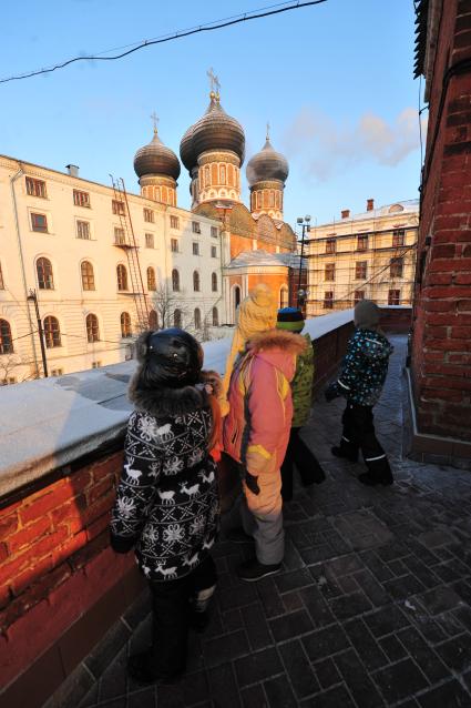 Храм Покрова Пресвятой Богородицы в Измайлове. На снимке: дети на экскурсии.