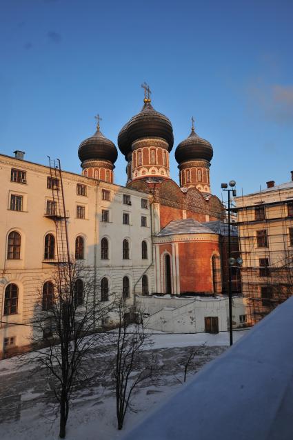 Храм Покрова Пресвятой Богородицы в Измайлове. На снимке (слева): корпус богадельни для солдат (ветеранов Отечественной войны 1812 года).