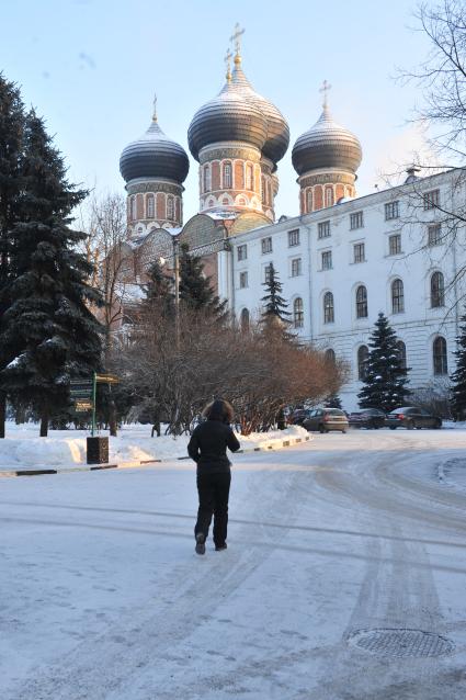 Храм Покрова Пресвятой Богородицы в Измайлове. На снимке (справа): корпус богадельни для солдат (ветеранов Отечественной войны 1812 года).