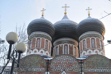 Храм Покрова Пресвятой Богородицы в Измайлове. На снимке: купола.