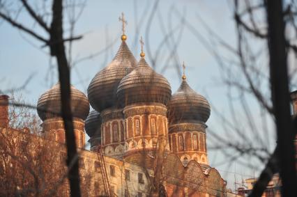 Храм Покрова Пресвятой Богородицы в Измайлове. На снимке: купола.