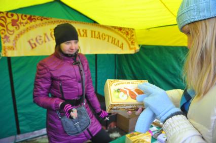 Ярмарка выходного дня. На снимке: женщина торгует белевской пастилой.