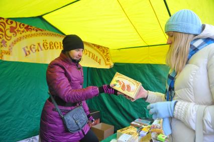 Ярмарка выходного дня. На снимке: женщина торгует белевской пастилой.