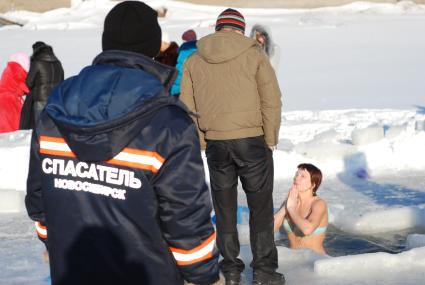 В Новосибирске проходят крещенские купания в проруби.