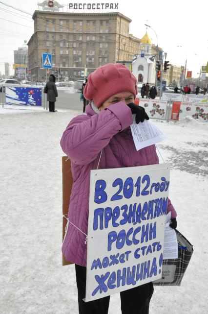 Пенсионер агитирует на выборах в президенты.