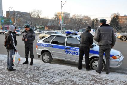 Полиция остановила прохожих для проверки документов.