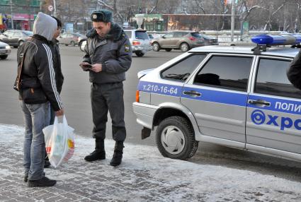 Полиция остановила прохожих для проверки документов.