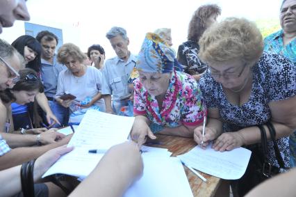 Последствия наводнения в Крымске. На снимке: прием заявлений за утраченное имущество.