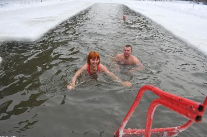 Серебряный бор. На снимке: купание в проруби.