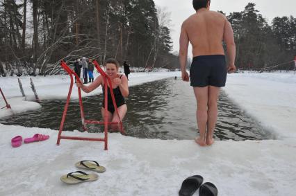 Серебряный бор. На снимке: купание в проруби.