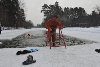 Серебряный бор. На снимке: купание в проруби.