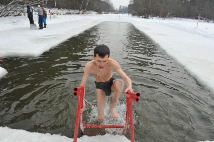 Серебряный бор. На снимке: купание в проруби.