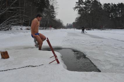 Серебряный бор. На снимке: купание в проруби.