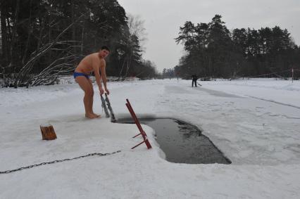 Серебряный бор. На снимке: купание в проруби.