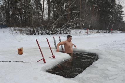 Серебряный бор. На снимке: купание в проруби.