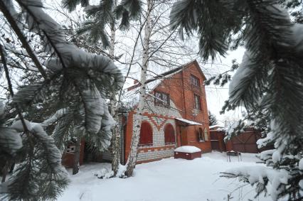 Загородный дом зимой.