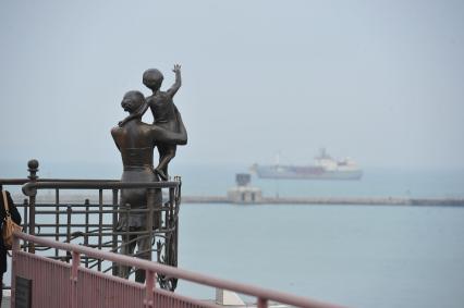 Одесса. Приморская улица. На снимке: памятник `Жене моряка`.