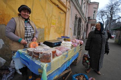 Одесса. На снимке: женщина торгует салом.
