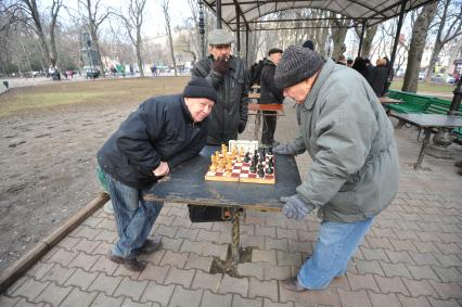Одесса. На снимке: мужчины за игрой в шахматы.