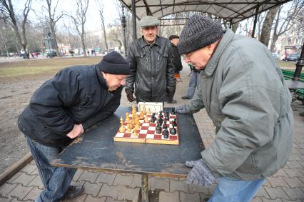 Одесса. На снимке: мужчины за игрой в шахматы.