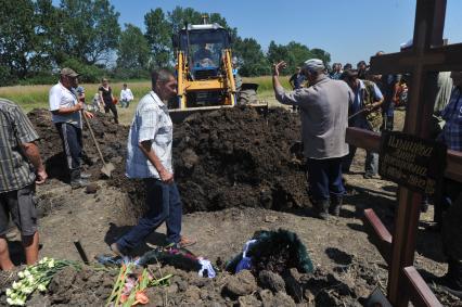 Последствия наводнения в Крымске. Похороны погибших.