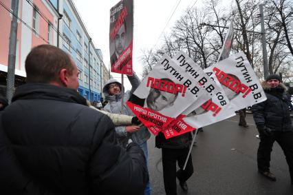 Шествие оппозиции `Марш против подлецов`. Шествие против `закона Димы Яковлева`, запретившего усыновление гражданами США российских сирот. Акция прошла от Пушкинской площади до проспекта Сахарова. На снимке: транспаранты с изображением президента РФ Владимир Путина и депутатов Государственной думы РФ.