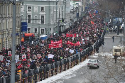 Страстной бульвар. Шествие оппозиции `Марш против подлецов`. Шествие против `закона Димы Яковлева`, запретившего усыновление гражданами США российских сирот. Акция прошла от Пушкинской площади до проспекта Сахарова.