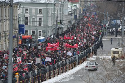 Страстной бульвар. Шествие оппозиции `Марш против подлецов`. Шествие против `закона Димы Яковлева`, запретившего усыновление гражданами США российских сирот. Акция прошла от Пушкинской площади до проспекта Сахарова.