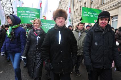 Шествие оппозиции `Марш против подлецов`. Шествие против `закона Димы Яковлева`, запретившего усыновление гражданами США российских сирот. Акция прошла от Пушкинской площади до проспекта Сахарова. На снимке: руководитель фракции `Яблоко` в Законодательном собрании Санкт-Петербурга Григорий Явлинский (в центре).