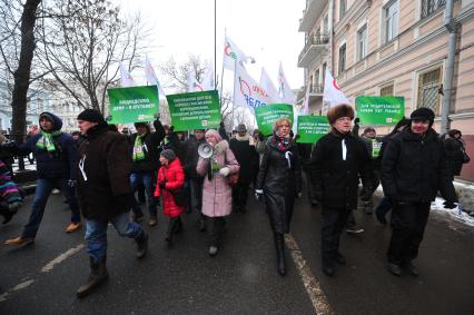 Шествие оппозиции `Марш против подлецов`. Шествие против `закона Димы Яковлева`, запретившего усыновление гражданами США российских сирот. Акция прошла от Пушкинской площади до проспекта Сахарова. На снимке: председатель демократической партии `Яблоко` Сергей Митрохин (слева) и руководитель фракции `Яблоко` в Законодательном собрании Санкт-Петербурга Григорий Явлинский (в центре).