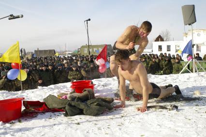 Масленица в Новосибирском военном институте. Двое мужчин на импровизированной сцене разыгрывают сцену из бани.