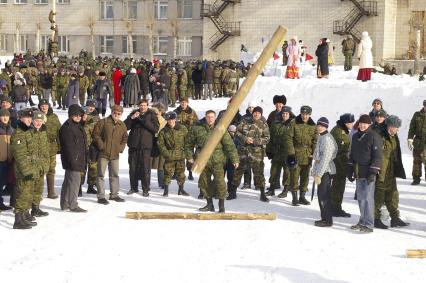 Масленица в Новосибирском военном институте. Солдат метает бревно.