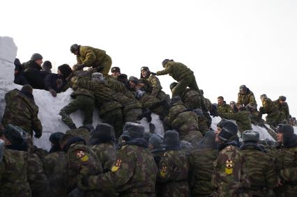 Масленица в Новосибирском военном институте. Военные штурмуют снежный городок.