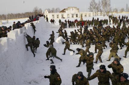 Масленица в Новосибирском военном институте. Военные штурмуют снежный городок.