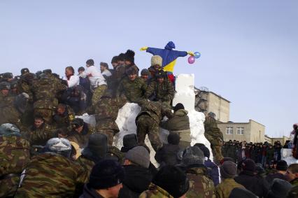 Масленица в Новосибирском военном институте. Военные штурмуют снежный городок.