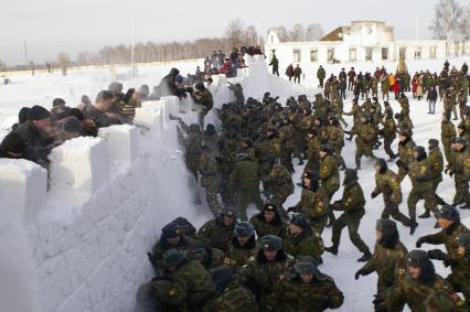 Масленица в Новосибирском военном институте. Военные штурмуют снежный городок.