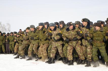 Масленица в Новосибирском военном институте. Солдаты готовятся к битве стенка на стенку.